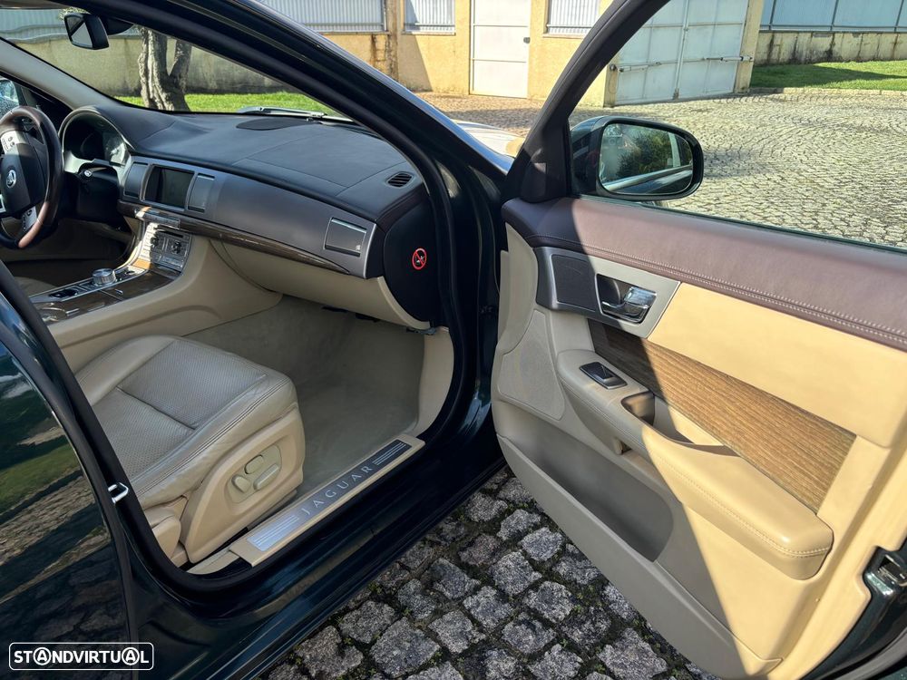 Jaguar XF 2.7 D V6 Premium Luxury - 8