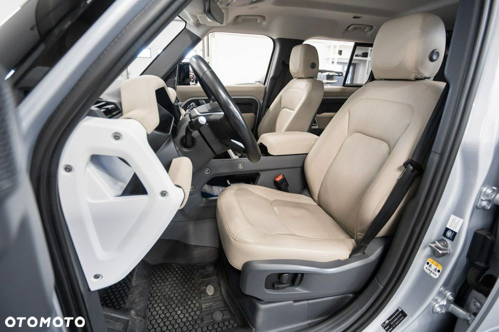 Land Rover Defender - 24