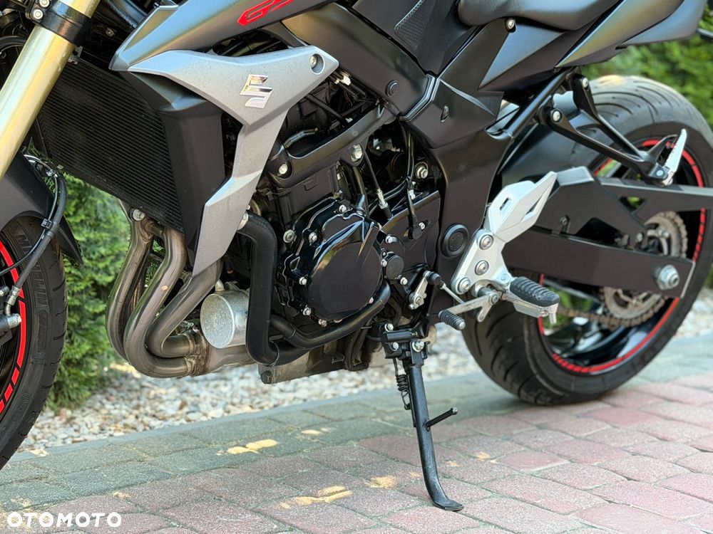 Suzuki GSR - 17
