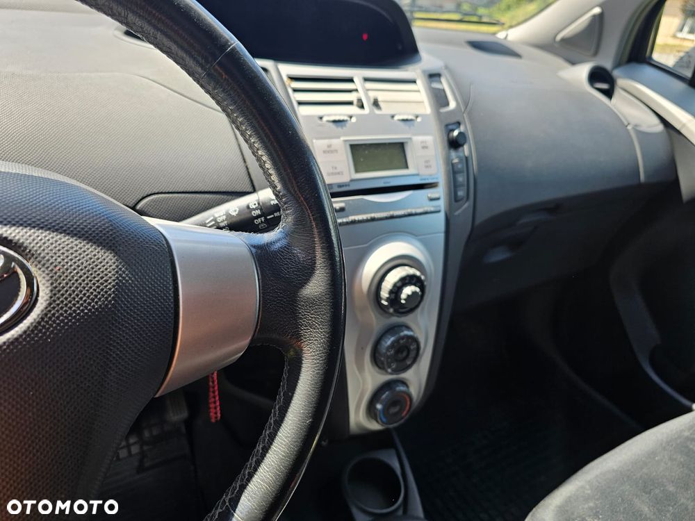 Toyota Yaris 1.3 VVT-i Sol - 22