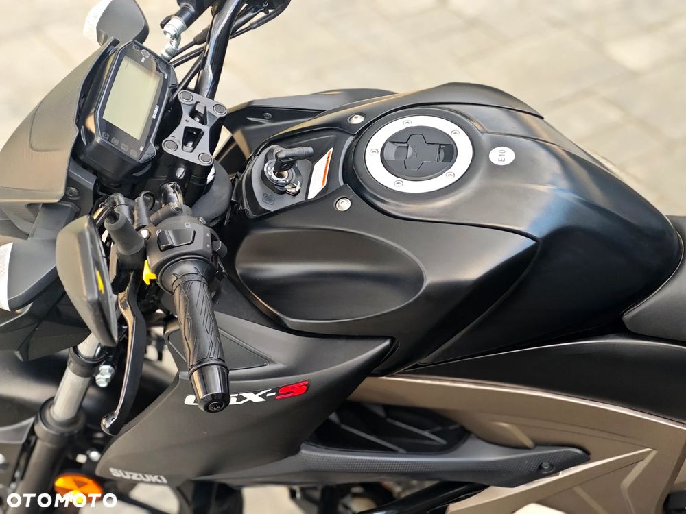 Suzuki GSX - 13
