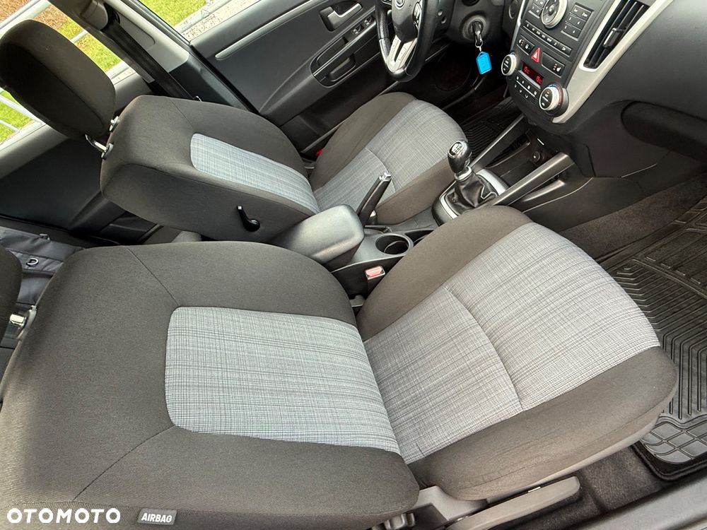 Kia Ceed ver-1-6-crdi-128-dream-team-edition - 21