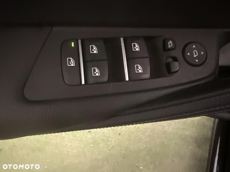BMW Seria 5 530i mHEV - 12
