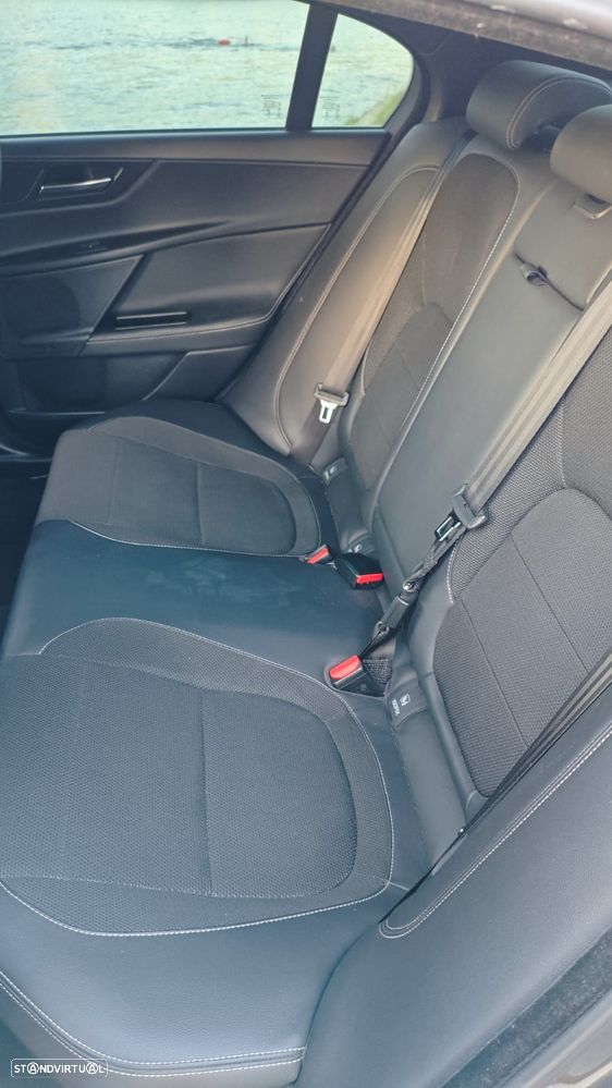 Jaguar XE 2.0 D Portfolio Aut. - 3