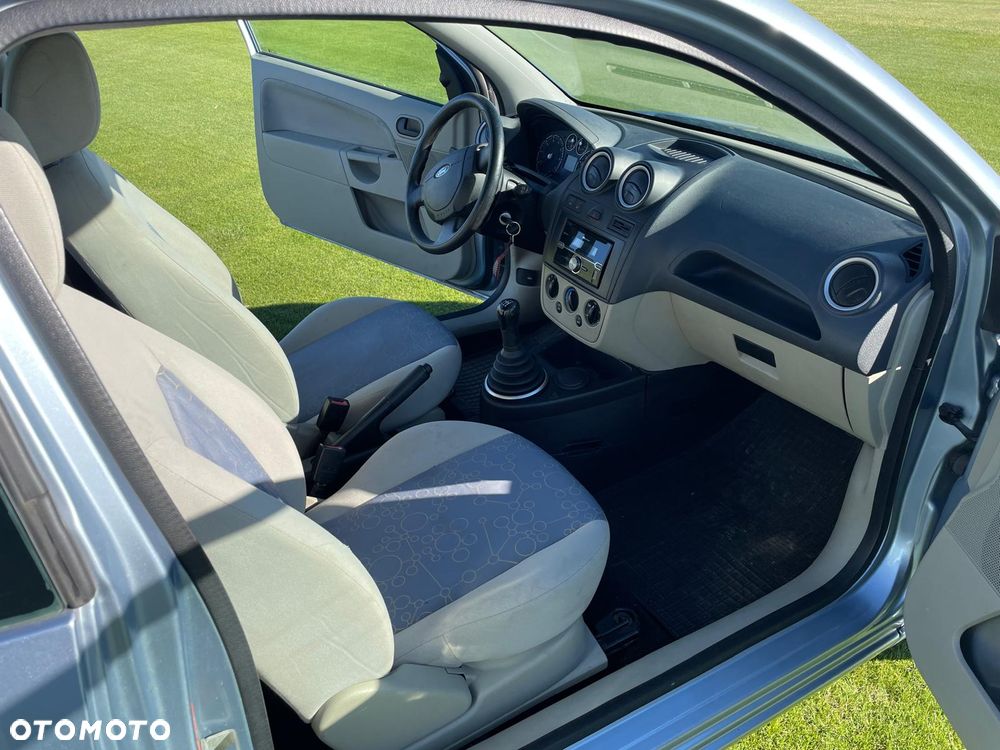 Ford Fiesta 1.6 Ghia - 10