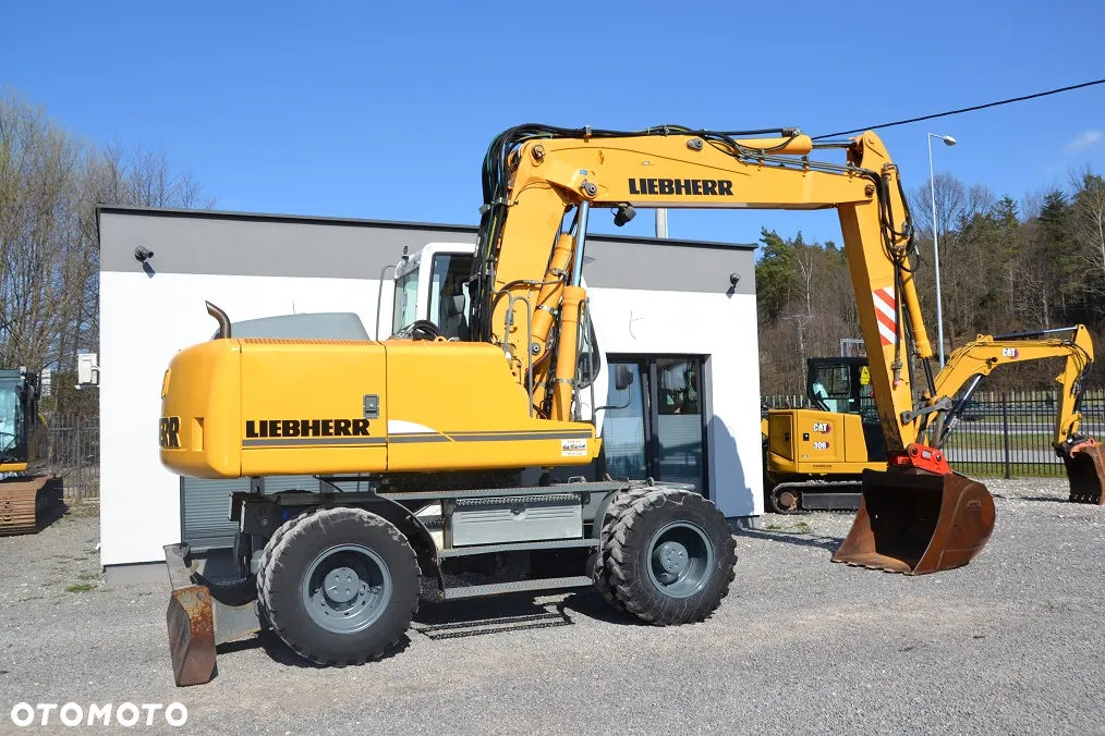 Liebherr A900 C - 11