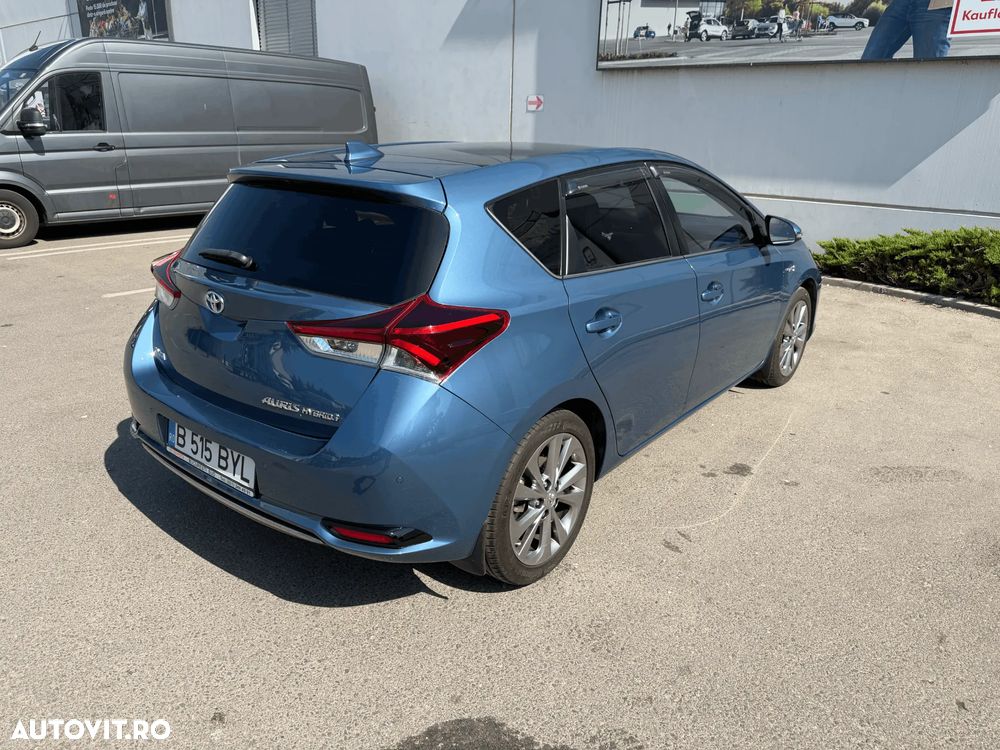 Toyota Auris 1.8 L VVT-i HSD Sol + - 7