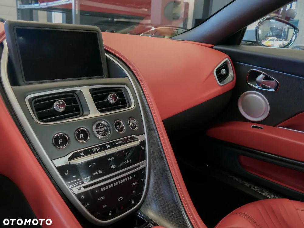 Aston Martin DB11 V12 AMR - 18