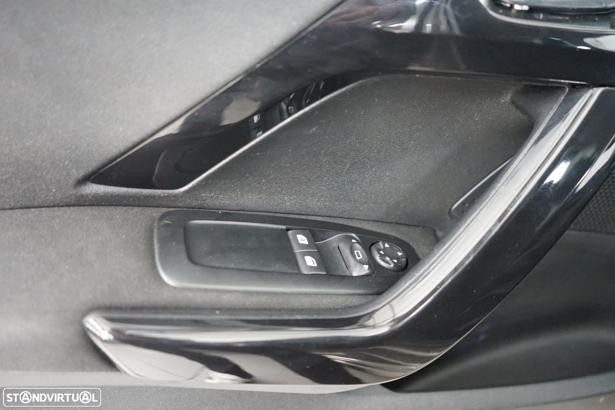 Peugeot 208 - 10
