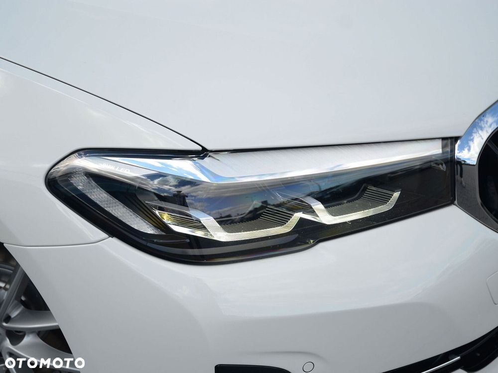 BMW Seria 5 518d mHEV - 14