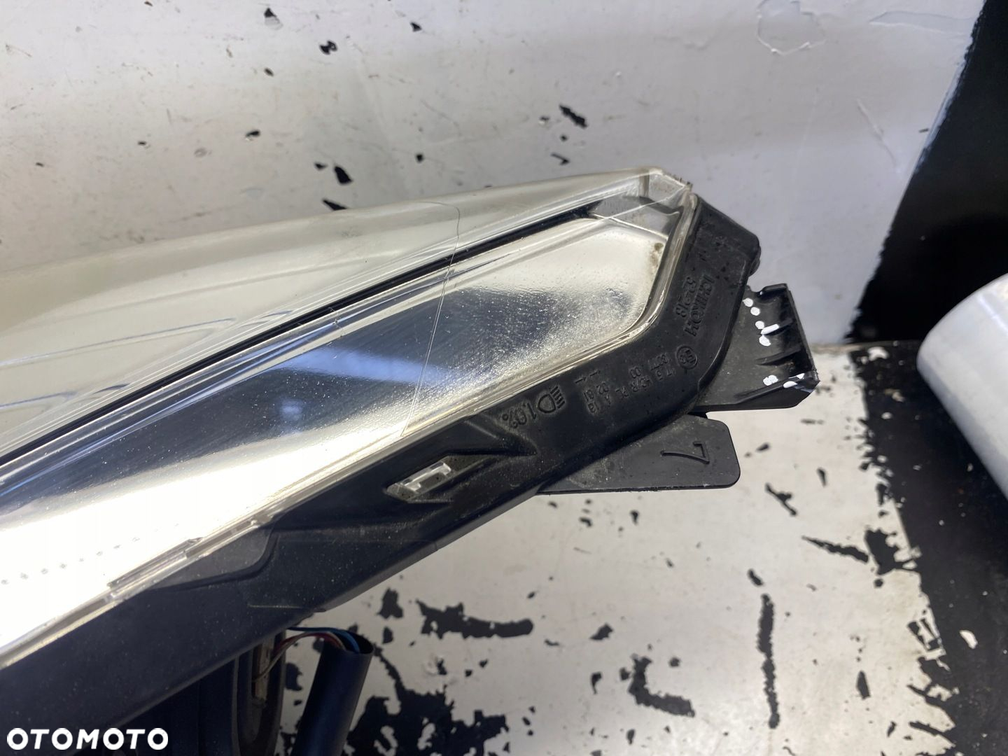 TOYOTA VERSO S LAMPA PRAWY PRZÓD - 6