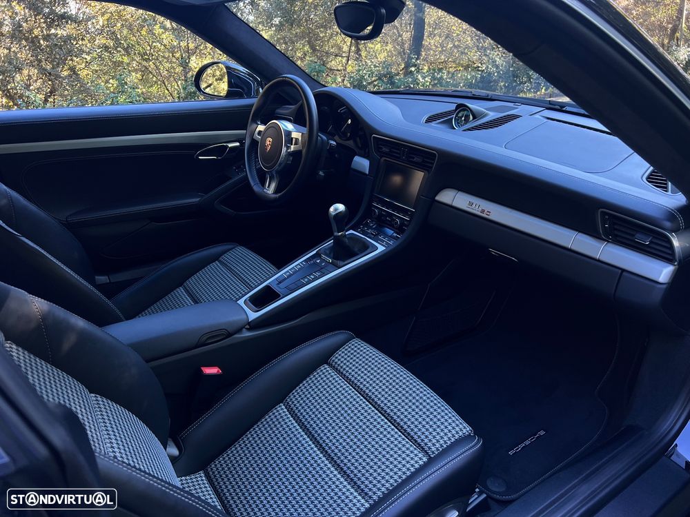 Porsche 911 (991) Carrera 2 50th Anniversary Edition - 17