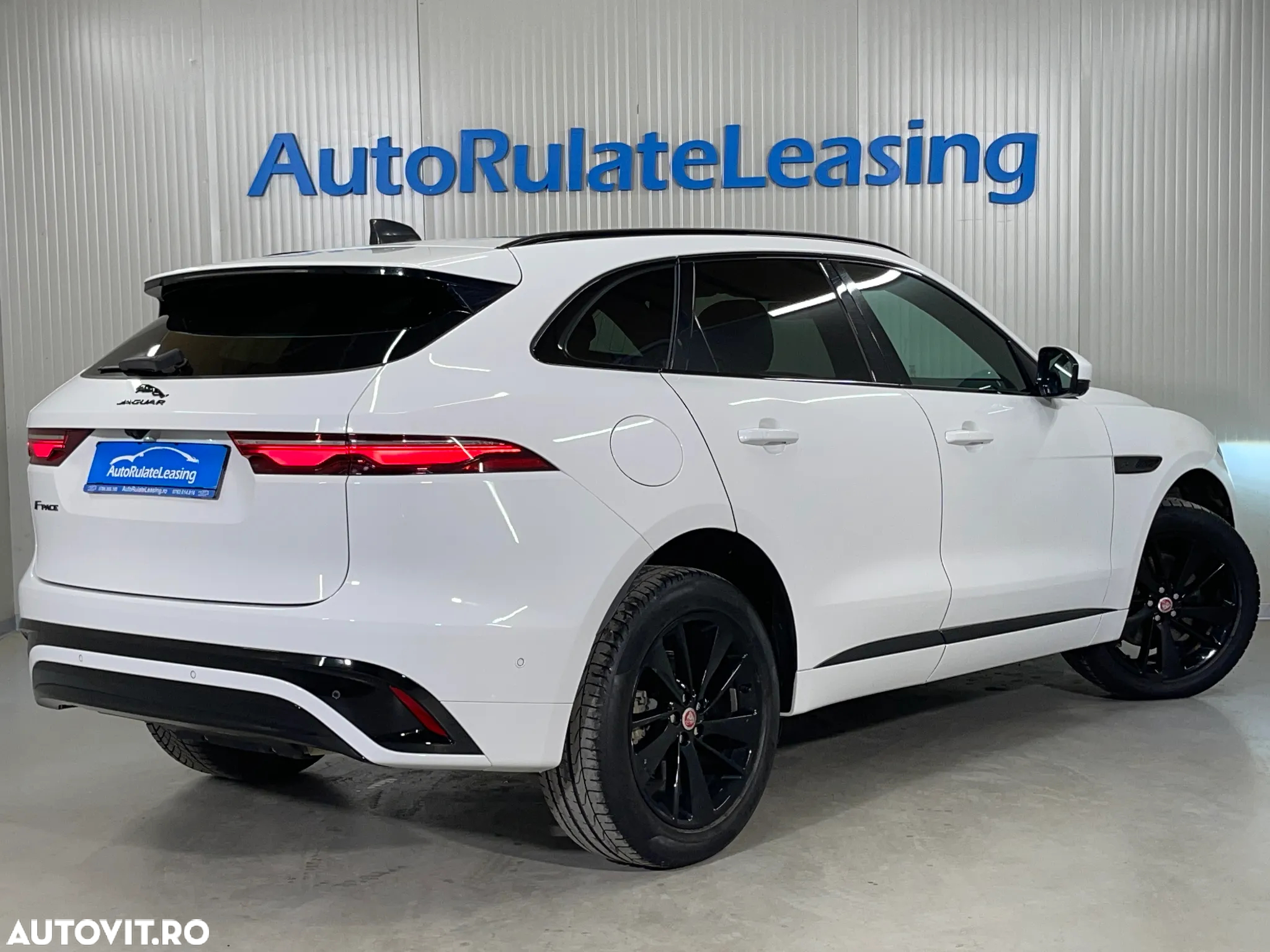 Jaguar F-Pace P250 AWD R-Dynamic SE - 3
