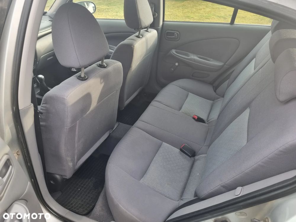 Nissan Almera 1.5 Base - 2