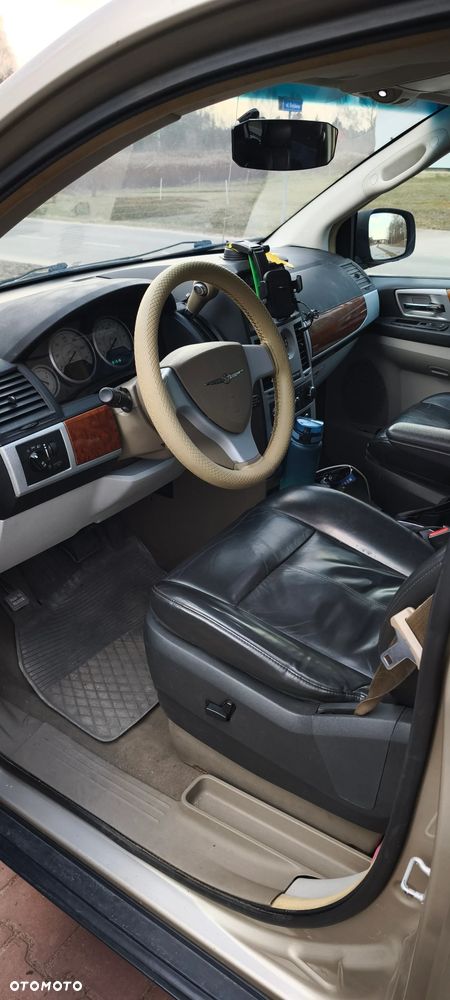 Chrysler Town & Country - 16