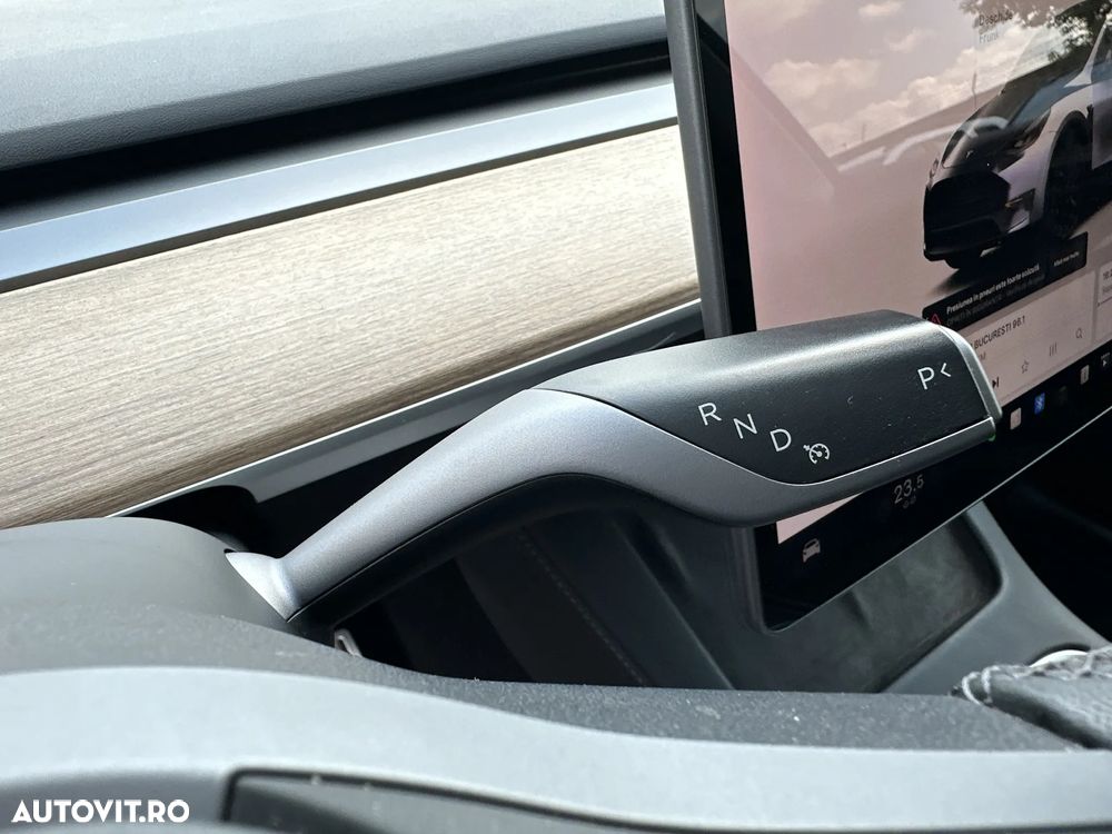 Tesla Model Y - 17