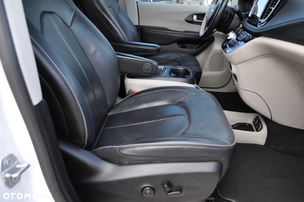 Chrysler Pacifica - 26