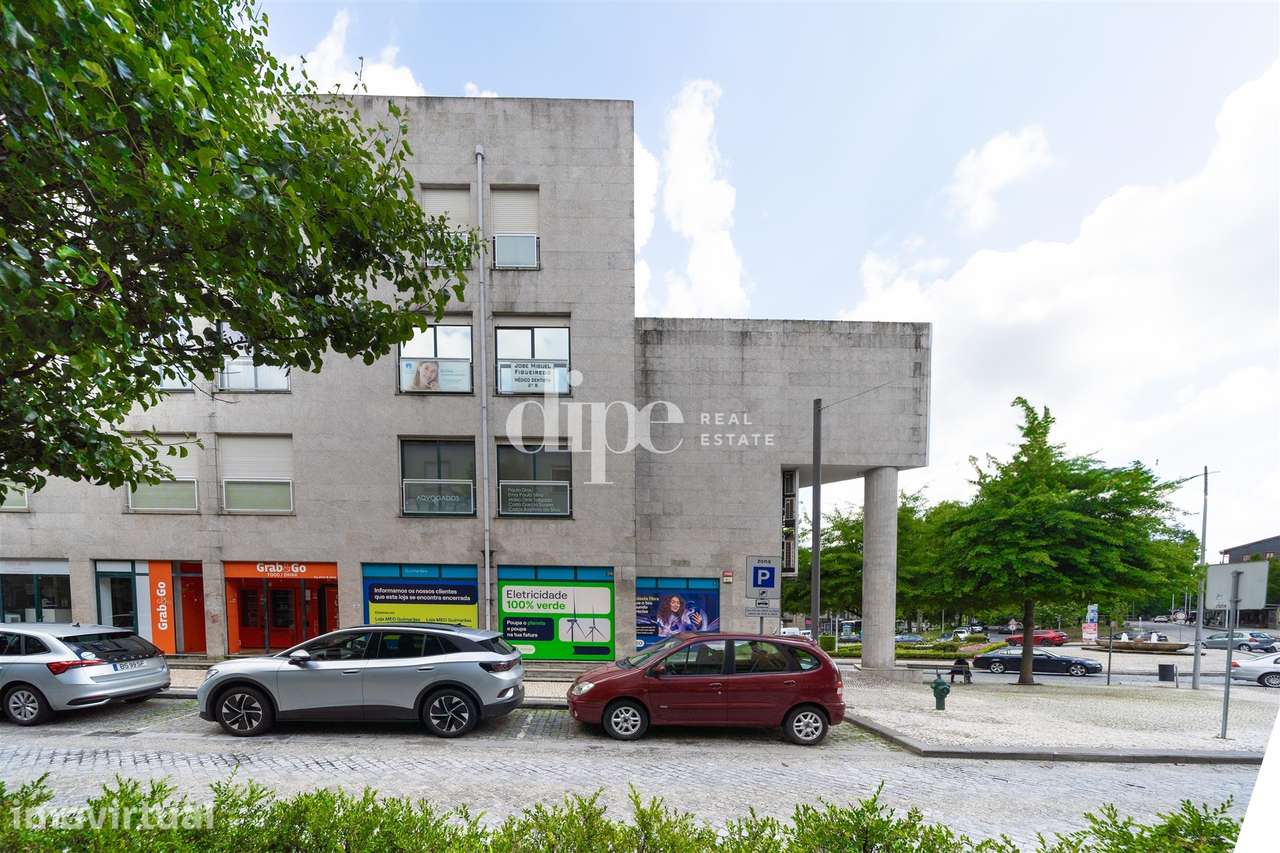 Loja com 94m2 para arrendamento no centro histórico de Guimarães - Grande imagem: 2/19