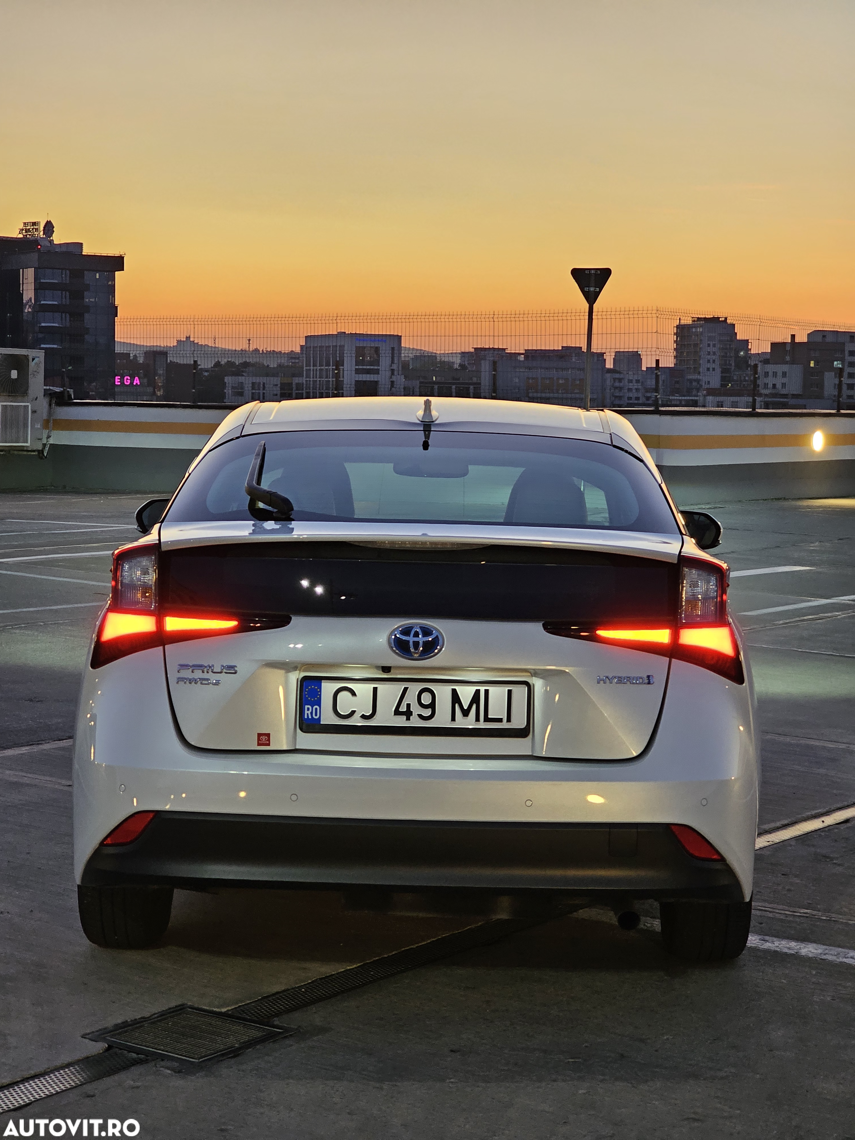Toyota Prius 1.8 HSD Exclusive Plus - 8
