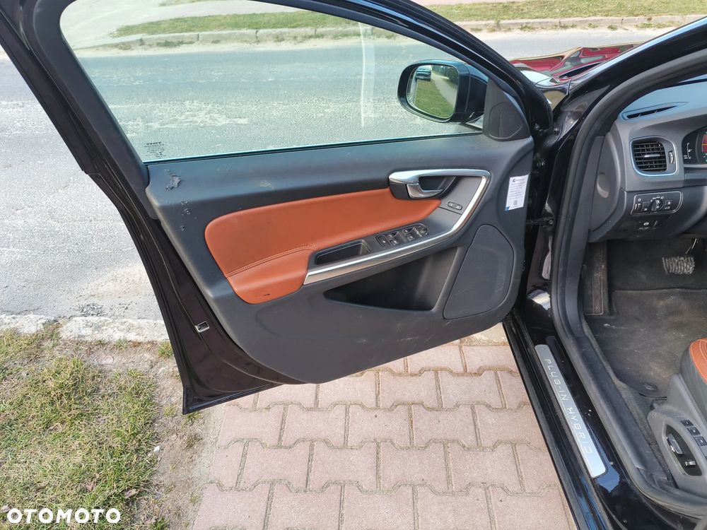 Volvo V60 D6 AWD Plug-in Hybrid R-Design Momentum - 9