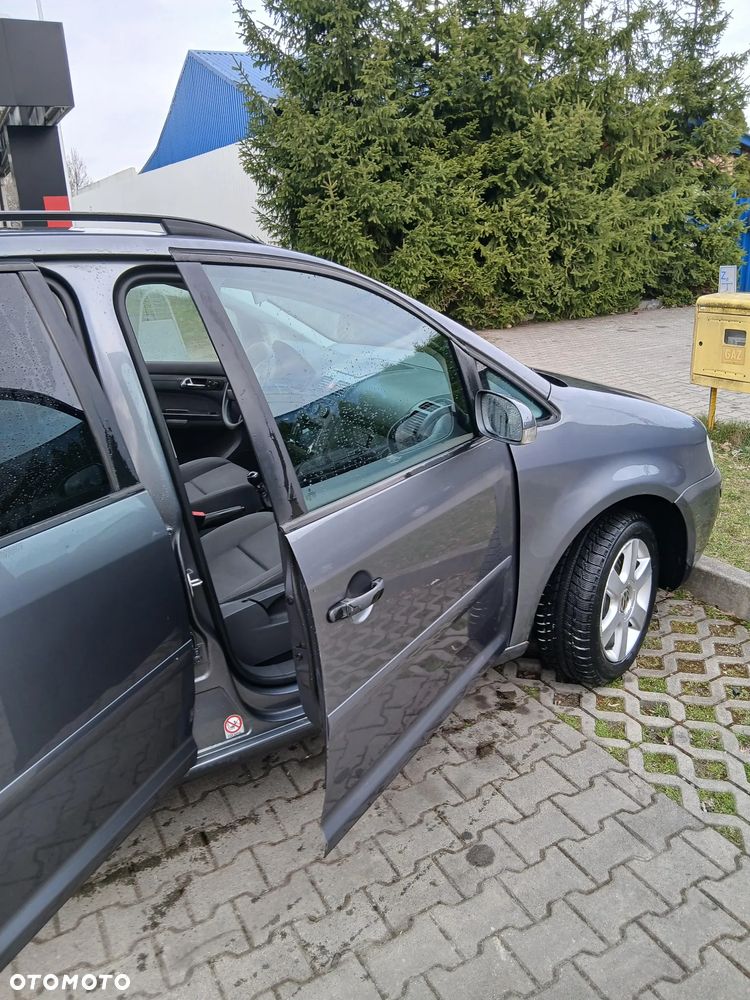 Volkswagen Touran 1.6 Conceptline - 5