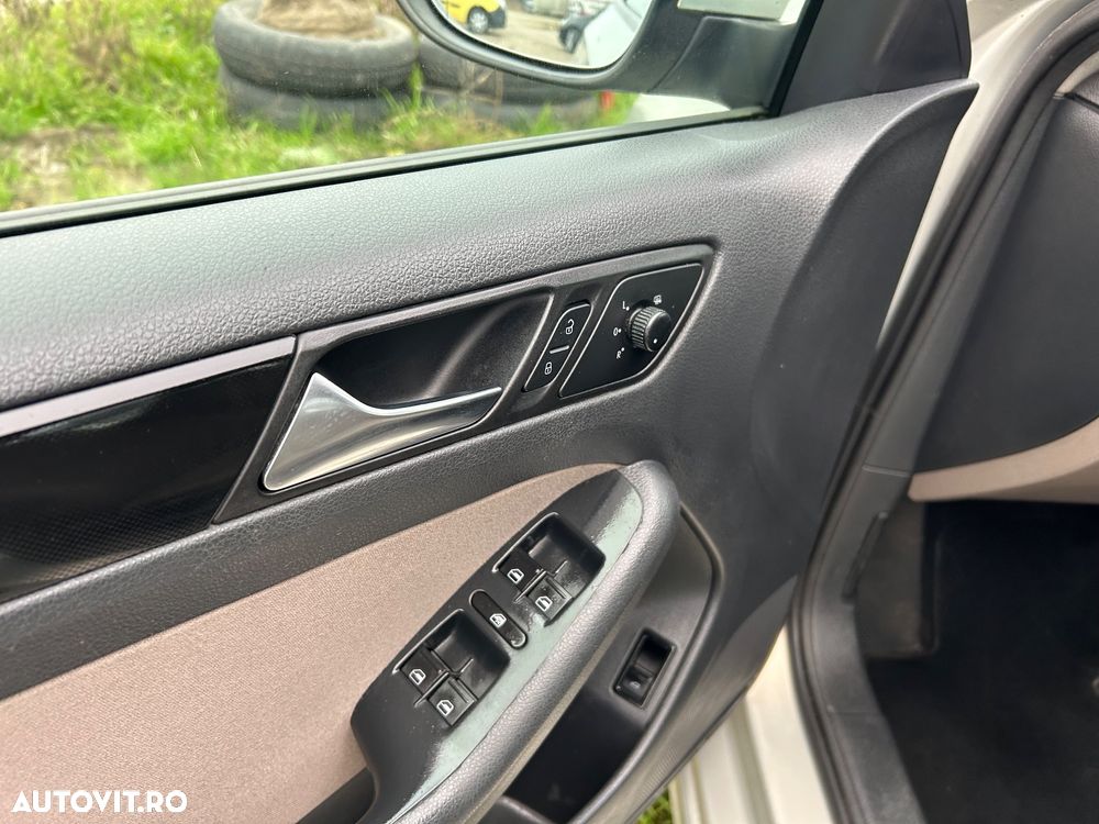 Volkswagen Jetta 1.6 TDI DSG Comfortline - 8