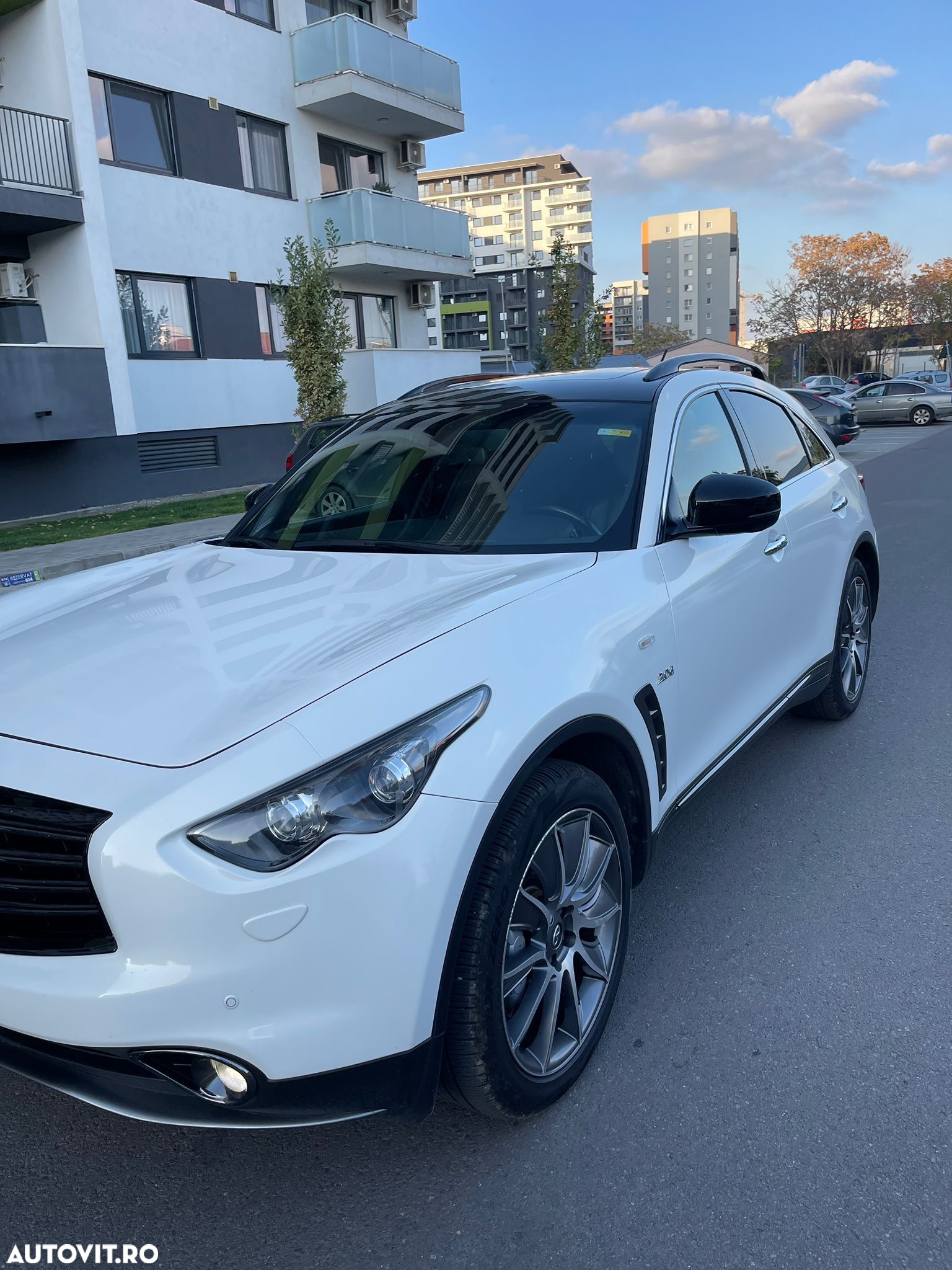 Infiniti QX70 - 3