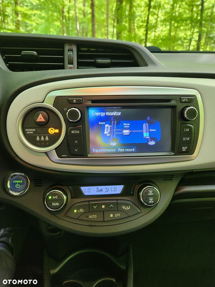 Toyota Yaris Hybrid 100 Premium - 29