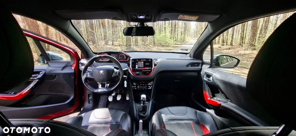 Peugeot 208 - 8