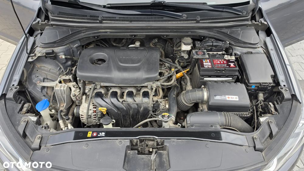Hyundai Elantra 1.6 Style - 8