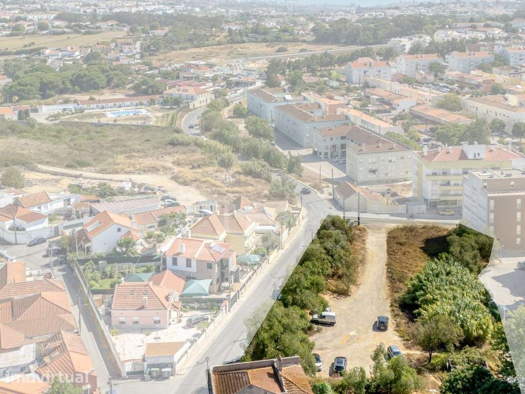 Prédio em ruína, na Charneca da Caparica. - Grande imagem: 4/13