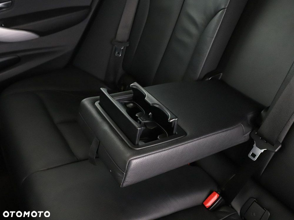 BMW Seria 3 318d M Sport - 39