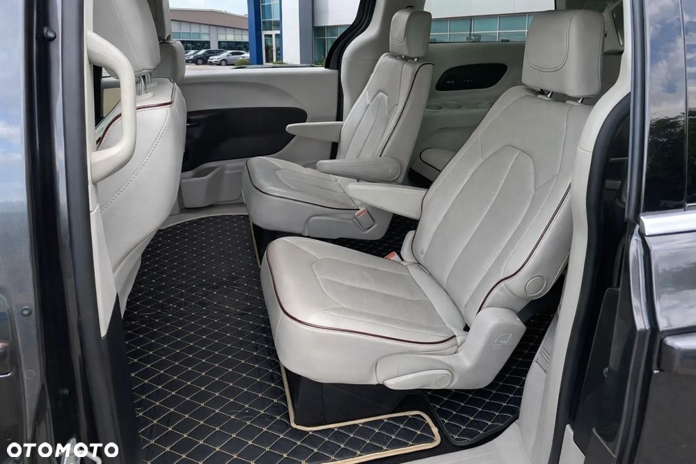 Chrysler Pacifica - 5