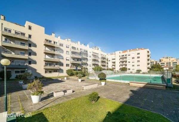 Apartamento T2 de 2 Frentes Totalmente Renovado com Lugar de Garagem –