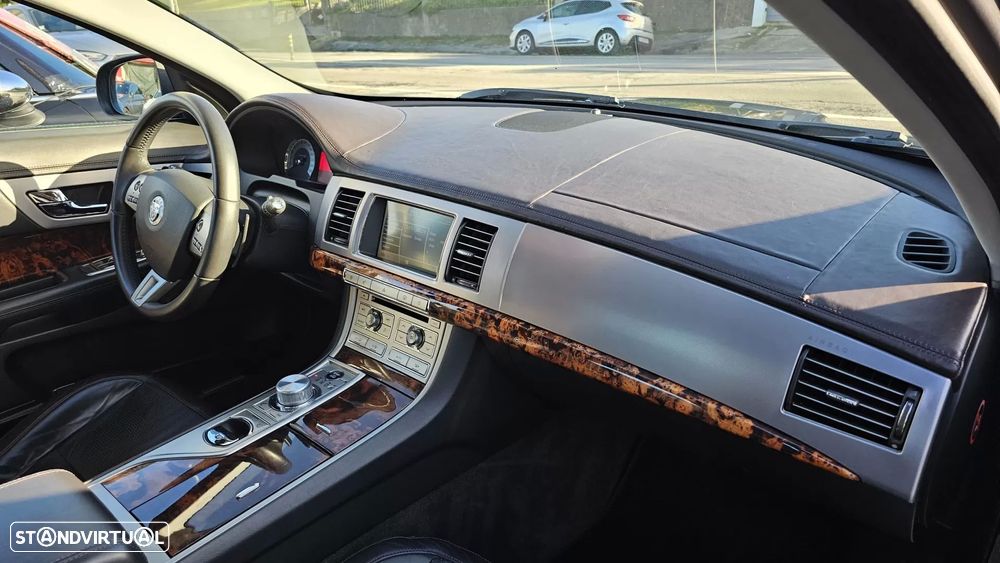 Jaguar XF 2.7 D V6 Premium Luxury - 36