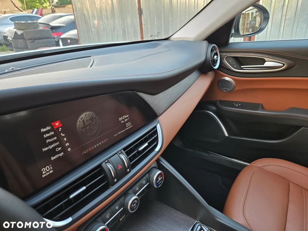 Alfa Romeo Giulia 2.0 Turbo 16V AT8-Q4 Ti - 26