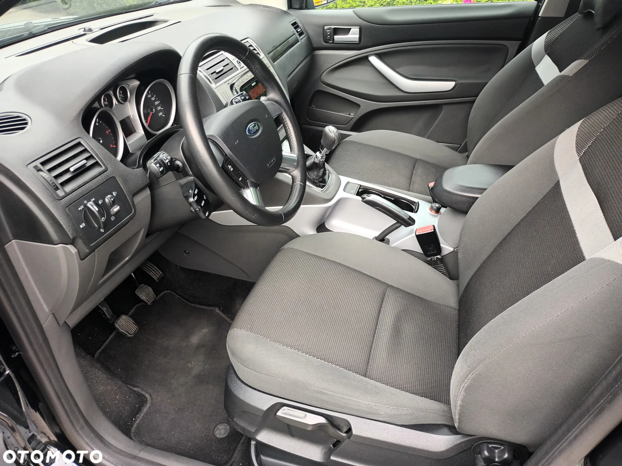 Ford Kuga - 10