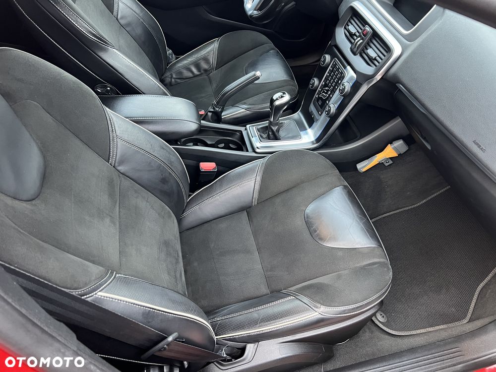 Volvo V40 D2 Drive-E R-Design Momentum - 11