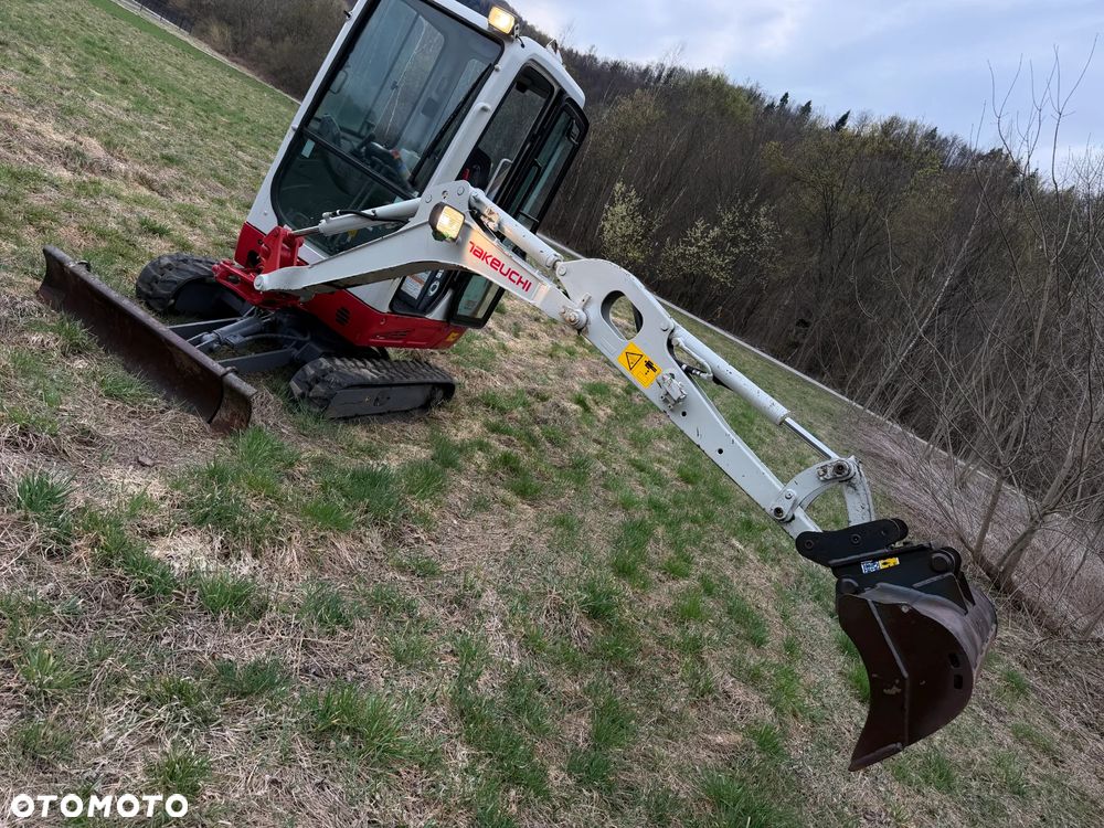 Takeuchi TB216  Koparka Gąsienicowa 2 tony. Długie ramie plus! Zaledwie 1000 mtg. DEKRA aktualna do 2026r. Rozsuwane Hydr. podwozie! Z Gospodarstwa Norweskiego! Zero luzów i wycieków. Maszyna jak Nowa z Salonu! 2017rok. Pełna Dokumentacja. Gąsienice bez zużycia! Łyżka Skarpowa! Szybkozłącze! Szybka wolna jazda. Radio Usb nagłośnienie. Po serwisach. Okazja Wyjscia Hydrauliczne. Silnik Yanmar 3cyl. skrętne ramię! - 36