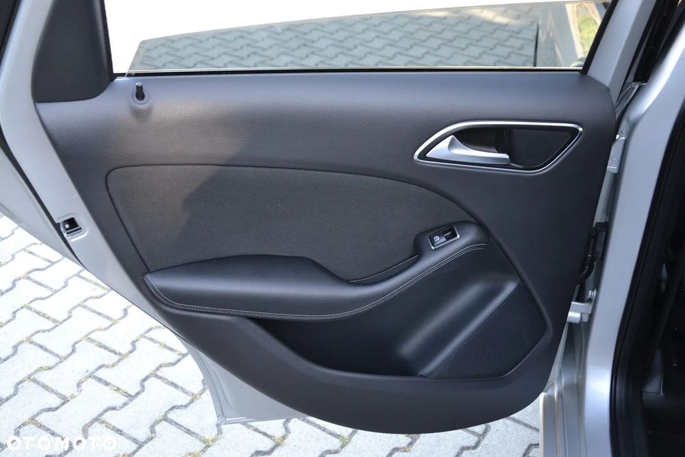 Mercedes-Benz Klasa B 200 7G-DCT UrbanStyle Edition - 23