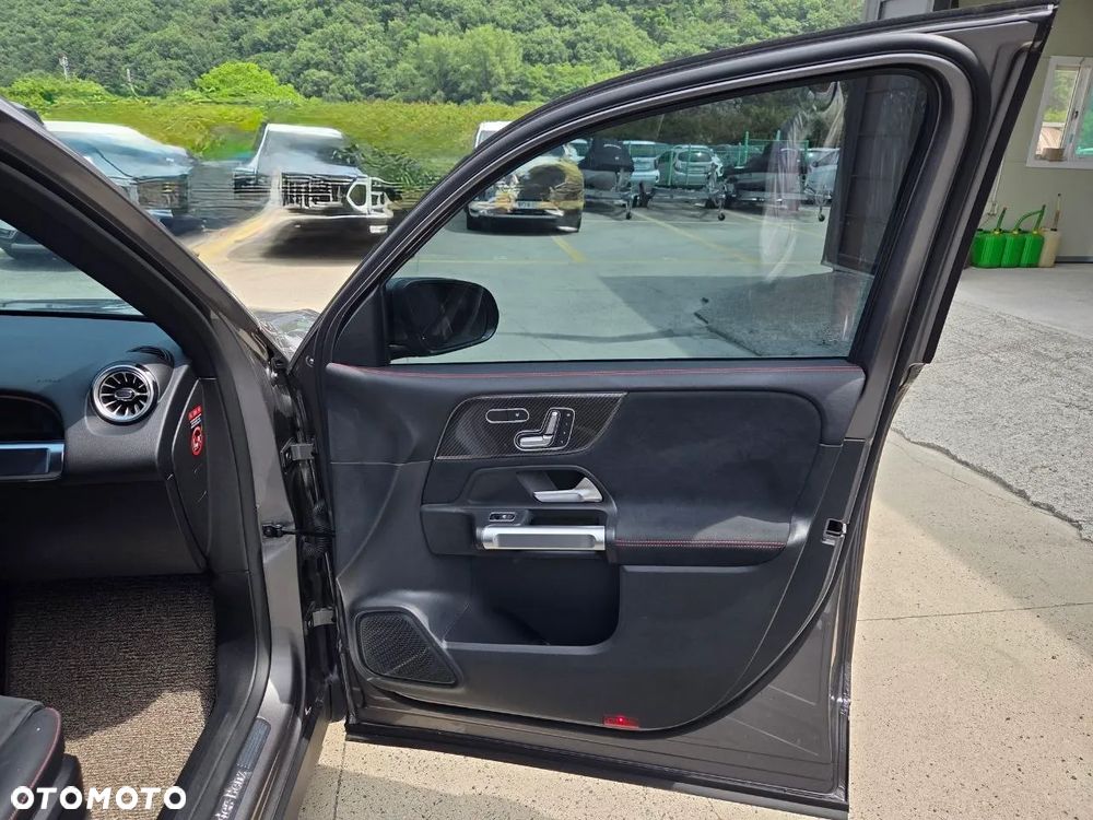 Mercedes-Benz GLB 250 4-Matic AMG Line 8G-DCT - 34