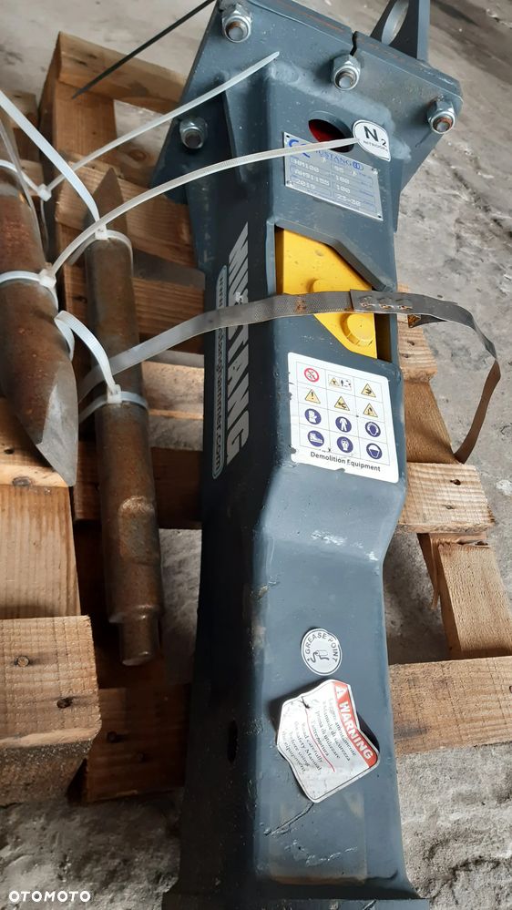 Młot wyburzeniowy hydrauliczny HM100 Mustang do koparki 1-2,5 , waga 75 kg - 3