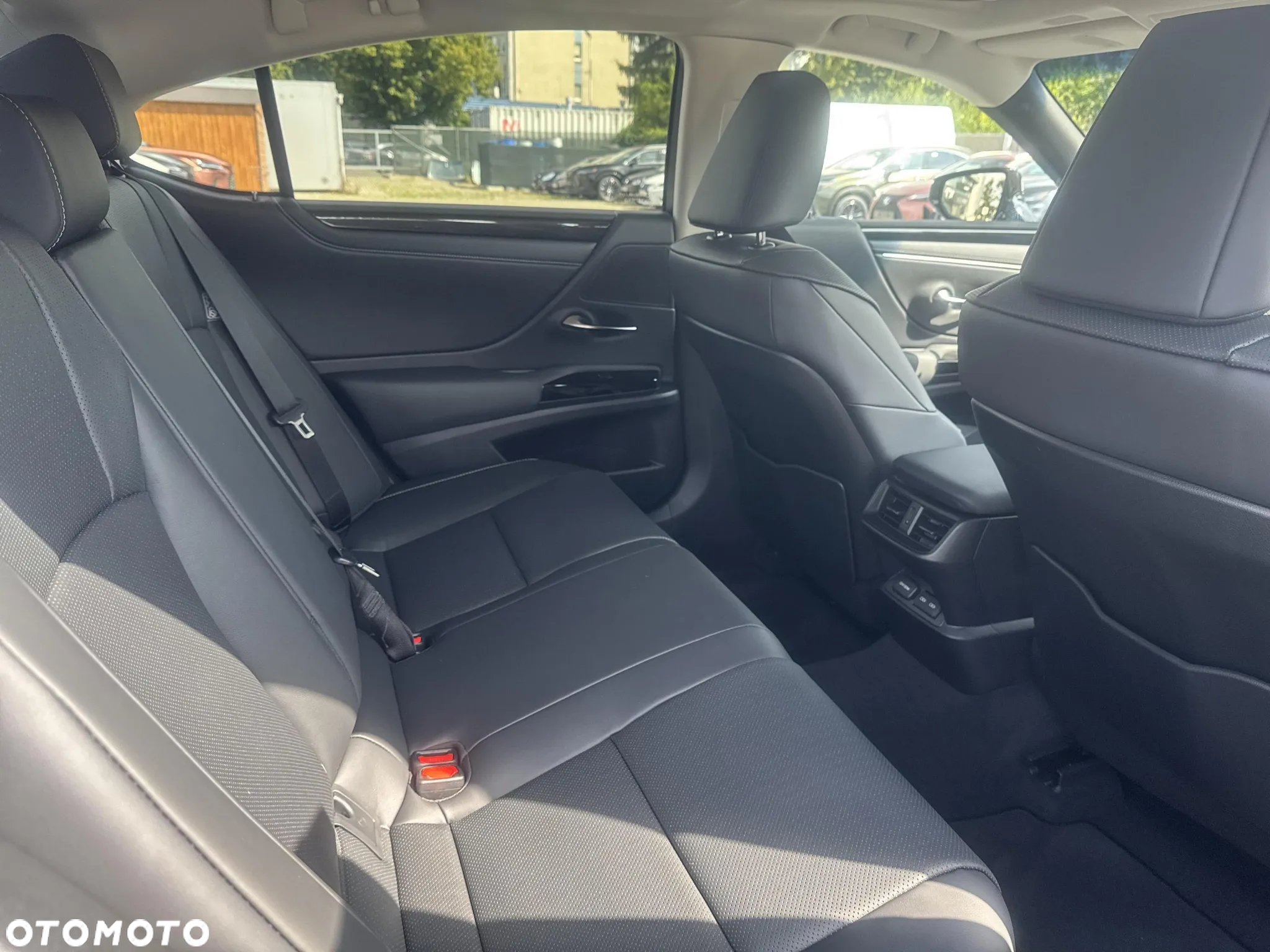 Lexus ES - 10
