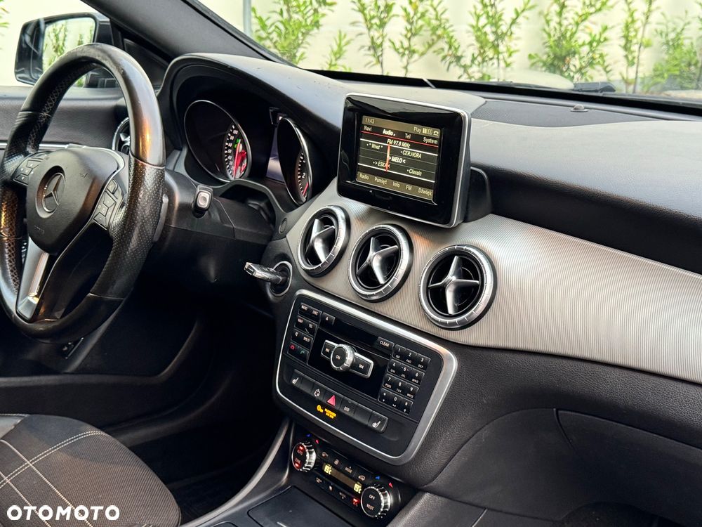 Mercedes-Benz CLA 180 7G-DCT - 22