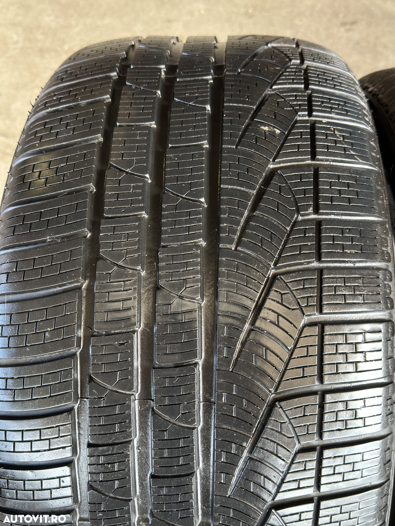 Vând 2 anvelope 265/35/19 Pirelli de iarnă ca noi - 2