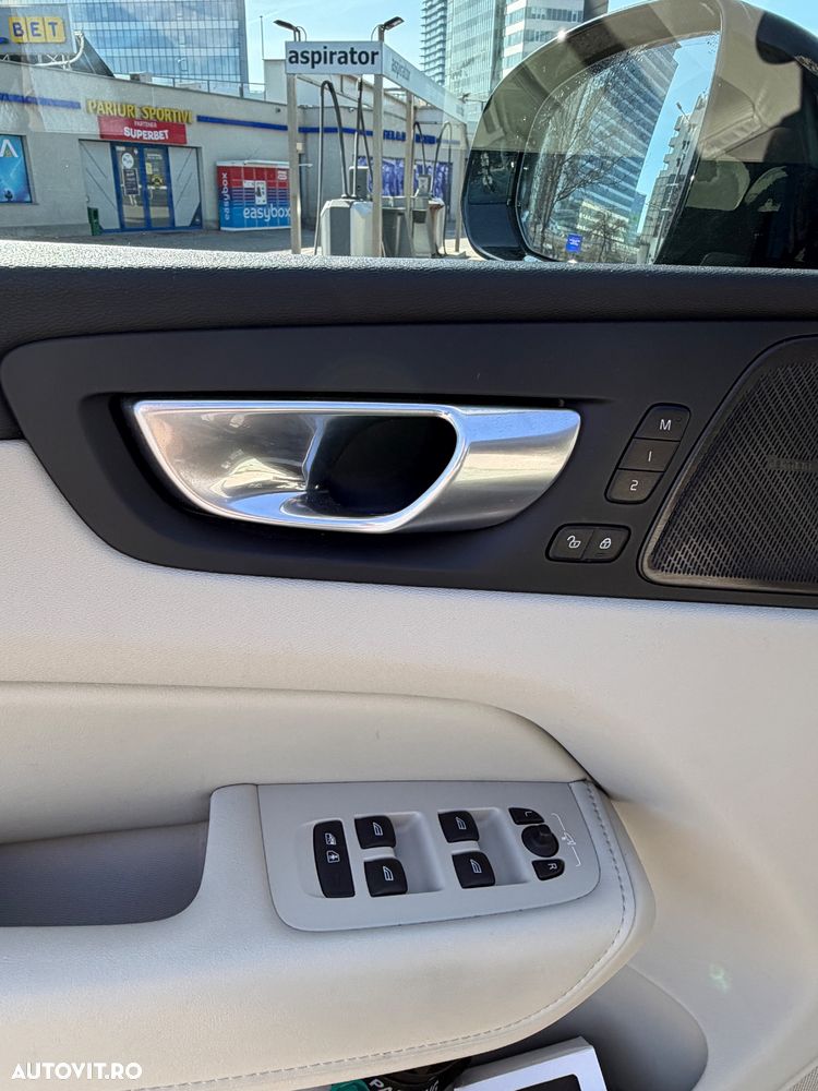 Volvo XC 60 B4 MHEV AT AWD Ultimate Dark - 21