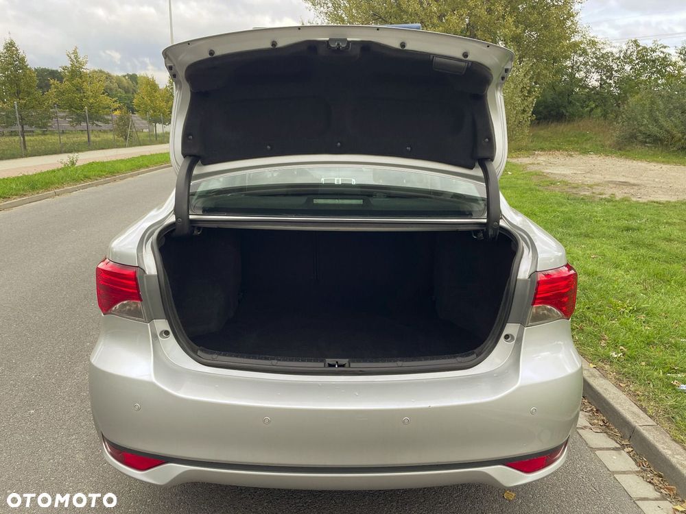 Toyota Avensis 1.8 Active - 11