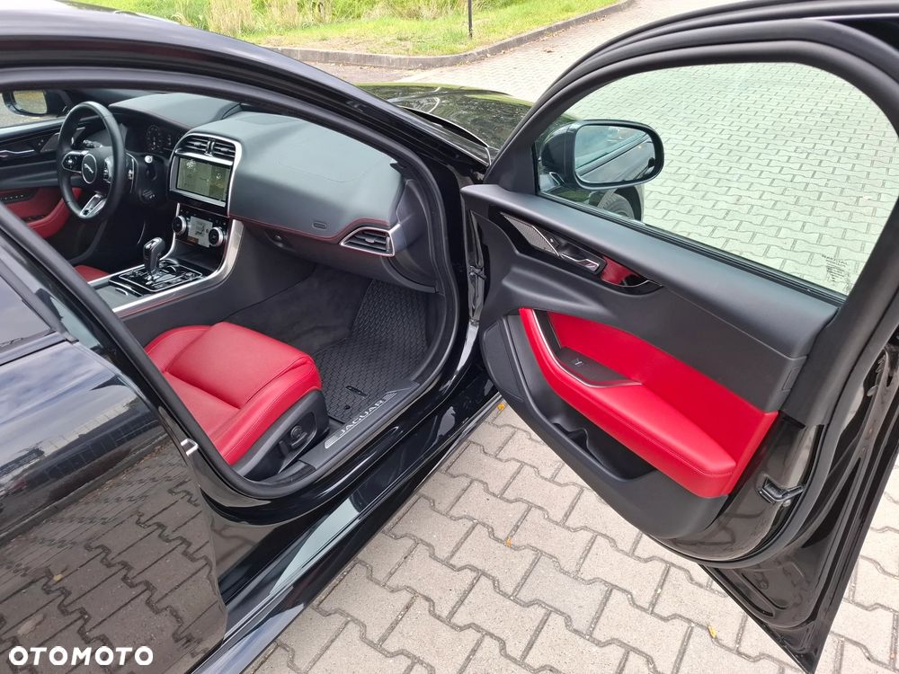 Jaguar XE - 19