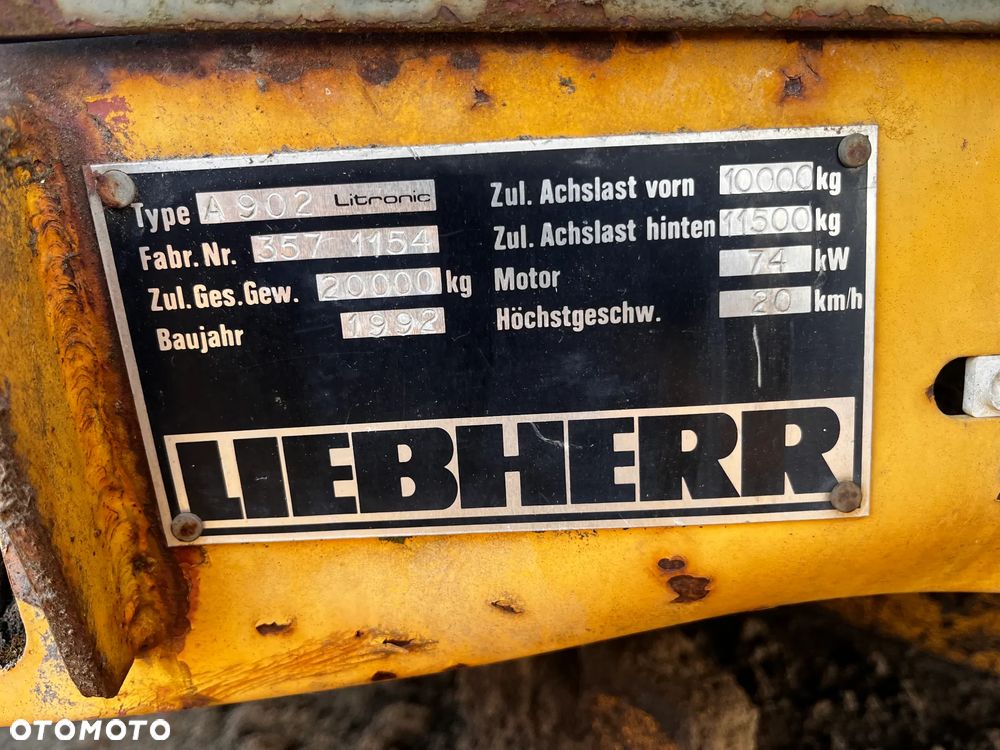 Liebherr A902 - 8