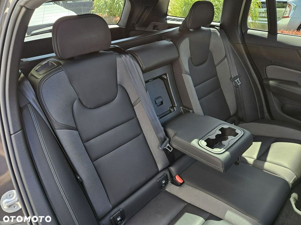 Volvo V60 B4 B DKG Ultra Dark - 11